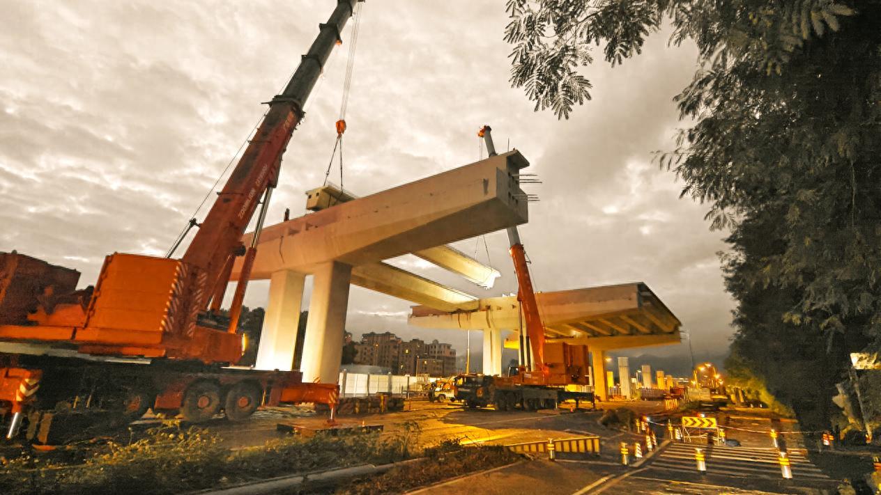 深圳外环高速三期高速桥梁首梁架设完成